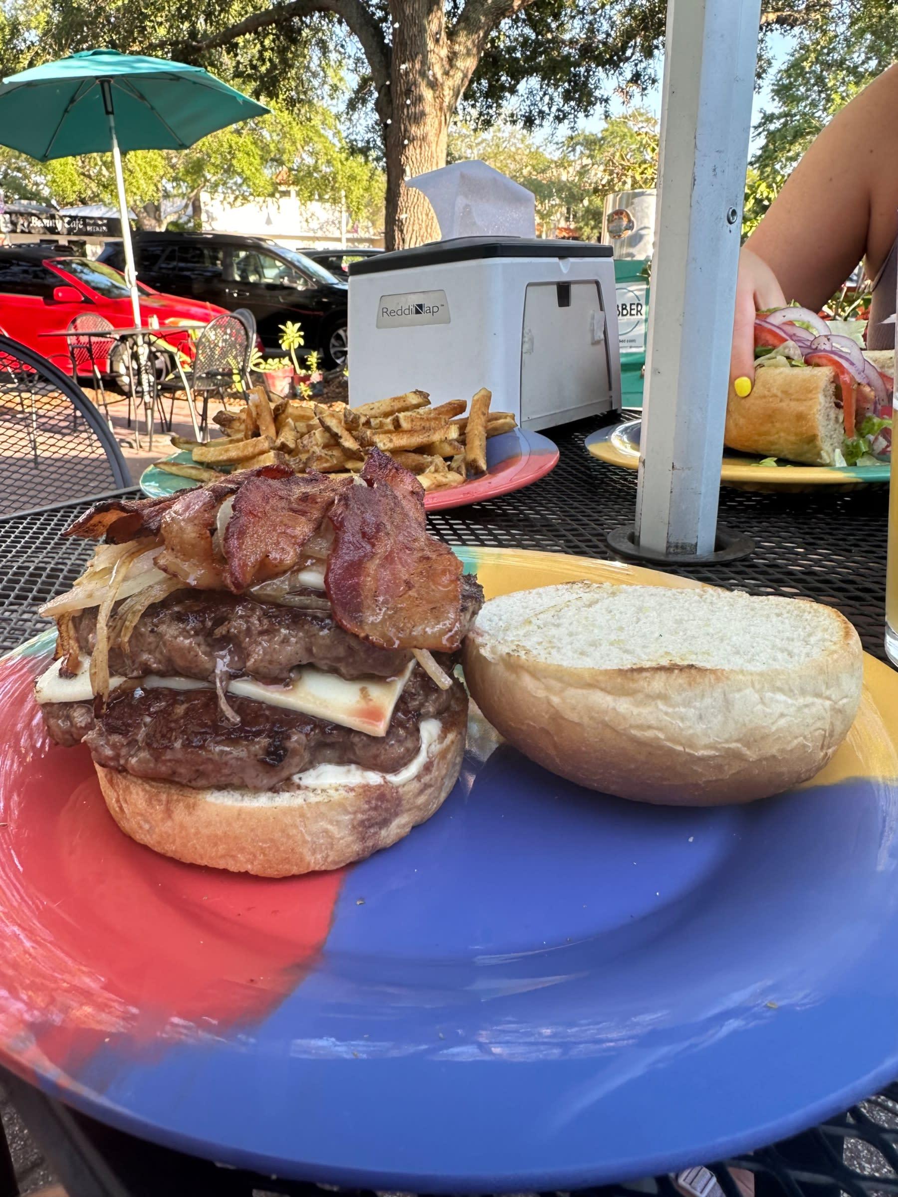 Siri's Gourmet Burgers & Pizza restaurant photo